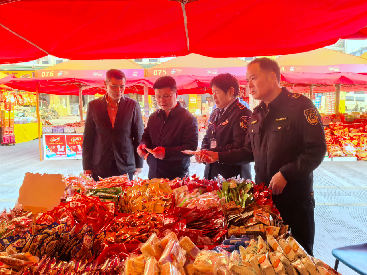 嚴(yán)監(jiān)管，護(hù)年味 柳州市場(chǎng)監(jiān)管筑牢食用農(nóng)產(chǎn)品批發(fā)安全防線